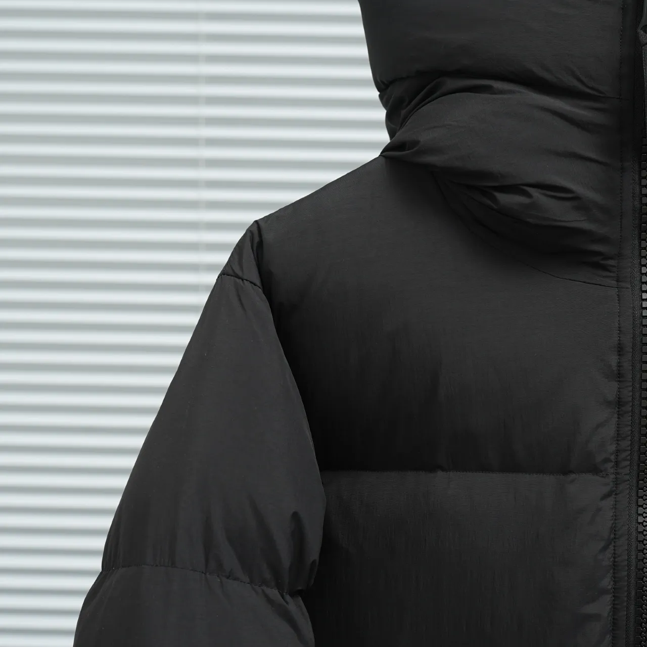 P940 Canada Goose Lawrence Down Jacket The Lawrence Down Jacket provides essential protection for everyday adventures and is made from sustainable Enduraluxe fabric with a durable soft touch. It features a quilted body, an adjustable down hood and a longer hem. Adjustable, down-filled, communicated hood. Two-way center front zipper increases range of motion and ventilation. The chin-protecting suede knit stand-up collar is soft and extra-comfortable. Inset rib-knit cuffs for added comfort and locked in heat. CORDURAD piping at the cuffs hem and reflective double-stripe grip tape at the back. Internal shoulder strap Color: black with red label black with black label azure blue Size: XS-2XL